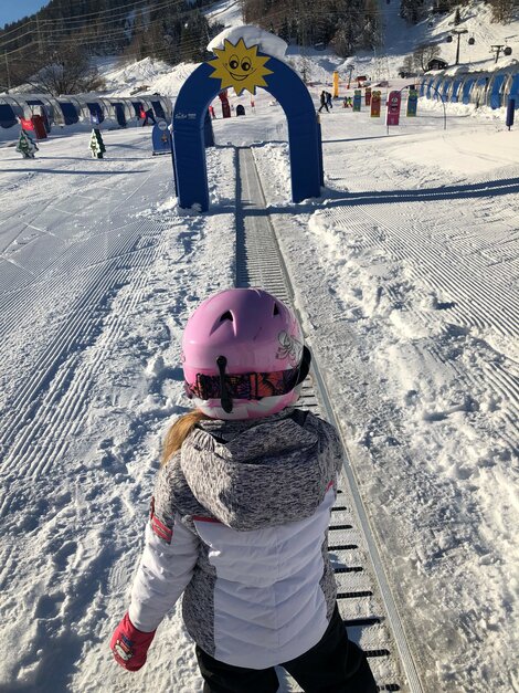 Skifahren macht Spaß im Kindergelände